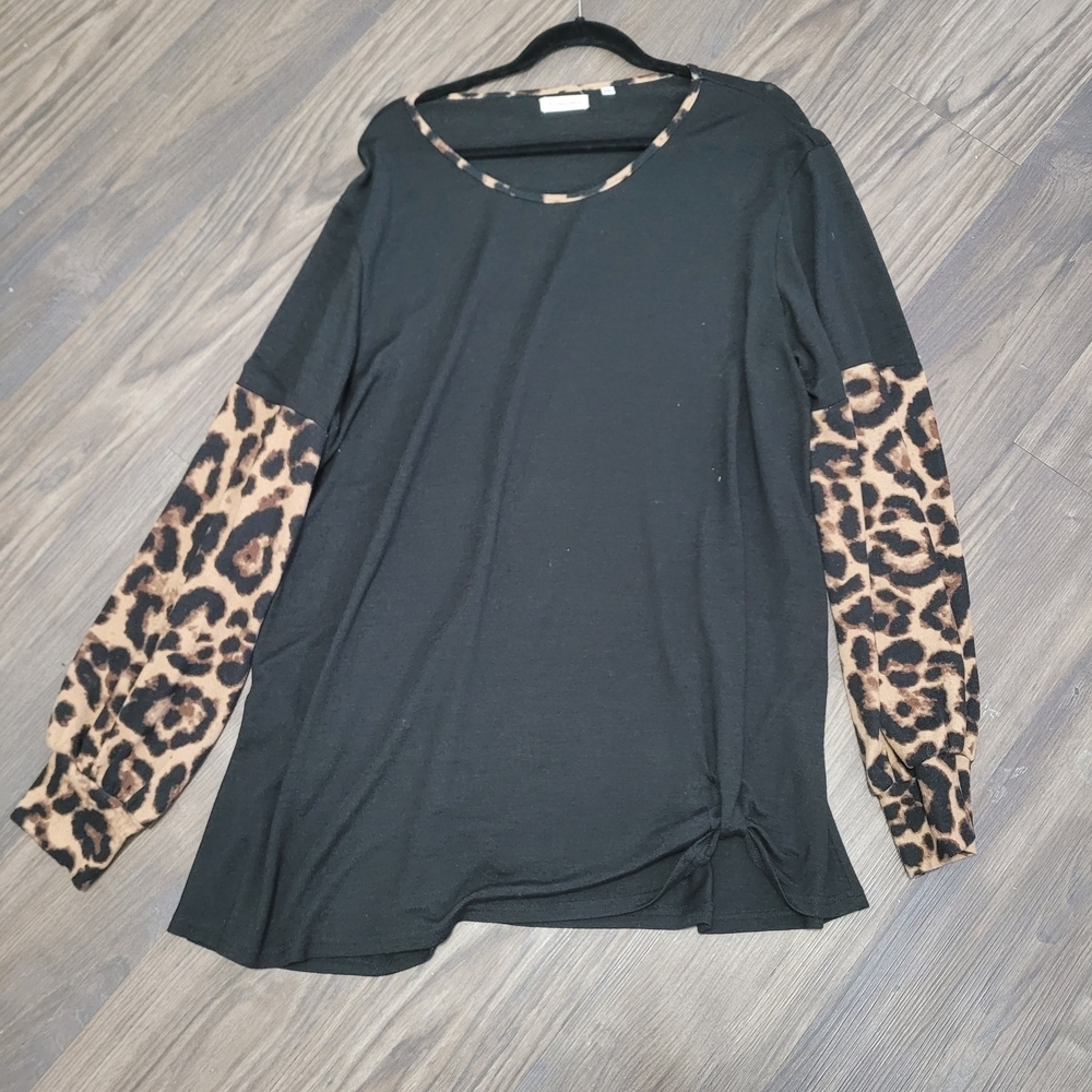 Leopard Print Sleeve Black Top Size 2X
